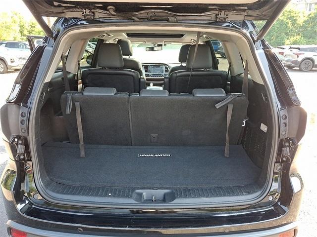 Photo of 2016 Midnight Black Metallic Toyota Highlander