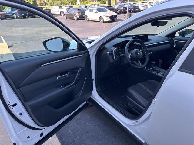 Photo of 2025 wind chill pearl Mazda CX-50