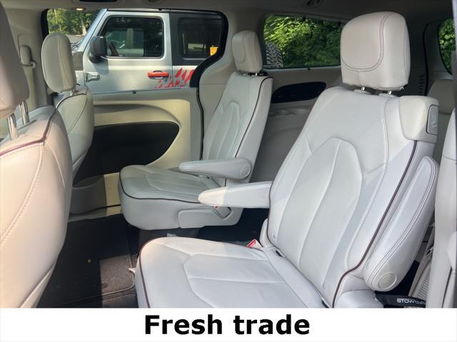 Photo of 2017 Dark Cordovan Pearlcoat Chrysler Pacifica