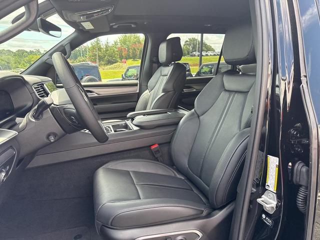 Photo of 2025 Diamond Black Crystal Pearlcoat Jeep Wagoneer