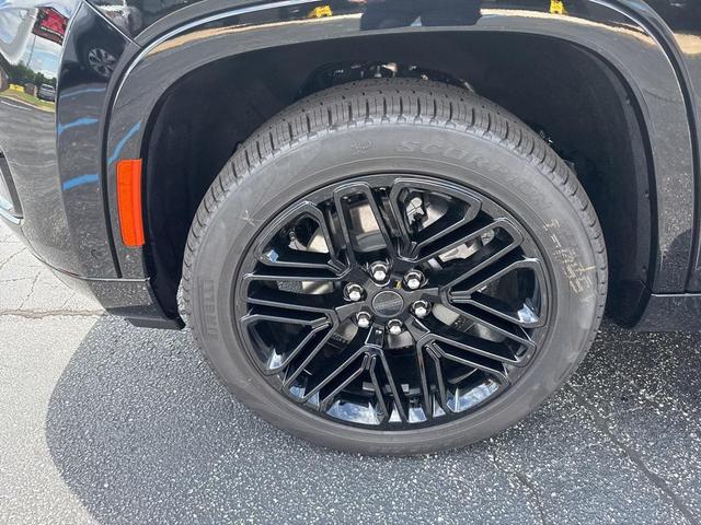 Photo of 2025 Diamond Black Crystal Pearlcoat Jeep Wagoneer
