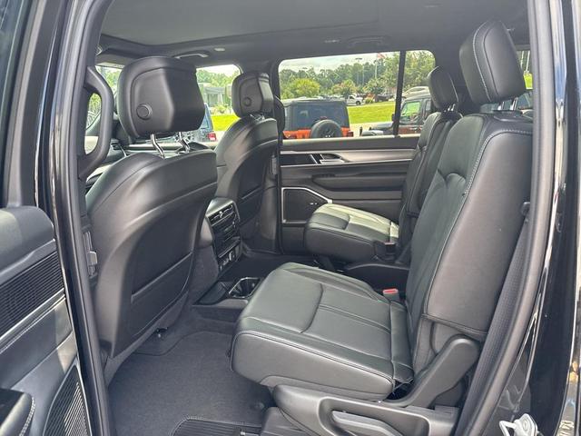 Photo of 2025 Diamond Black Crystal Pearlcoat Jeep Wagoneer