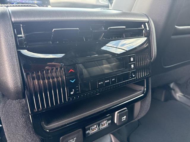 Photo of 2025 Diamond Black Crystal Pearlcoat Jeep Wagoneer
