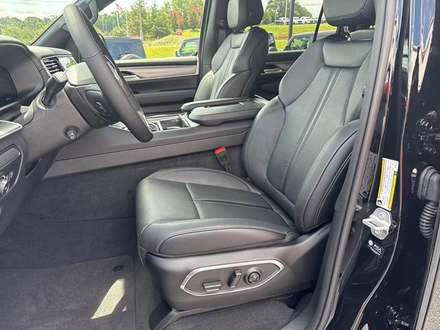 Photo of 2025 Diamond Black Crystal Pearlcoat Jeep Wagoneer
