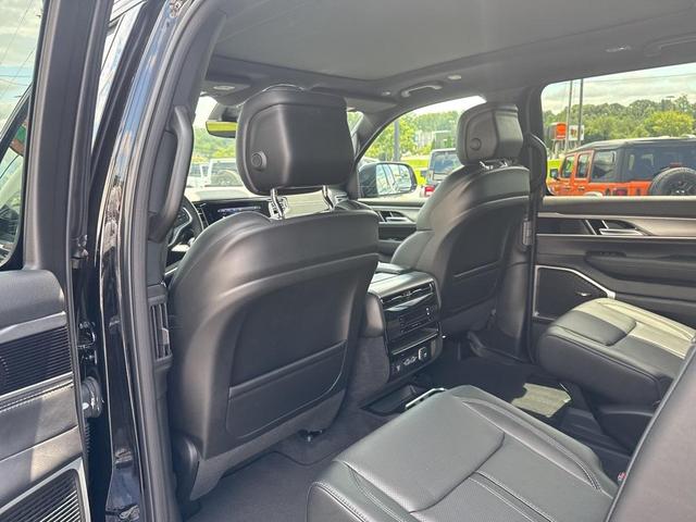 Photo of 2025 Diamond Black Crystal Pearlcoat Jeep Wagoneer