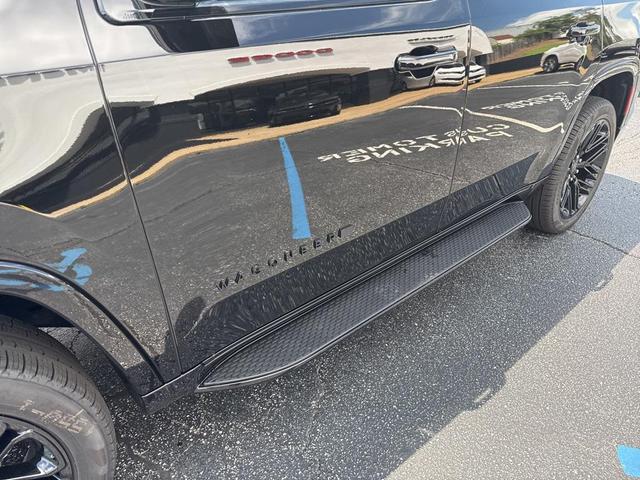 Photo of 2025 Diamond Black Crystal Pearlcoat Jeep Wagoneer