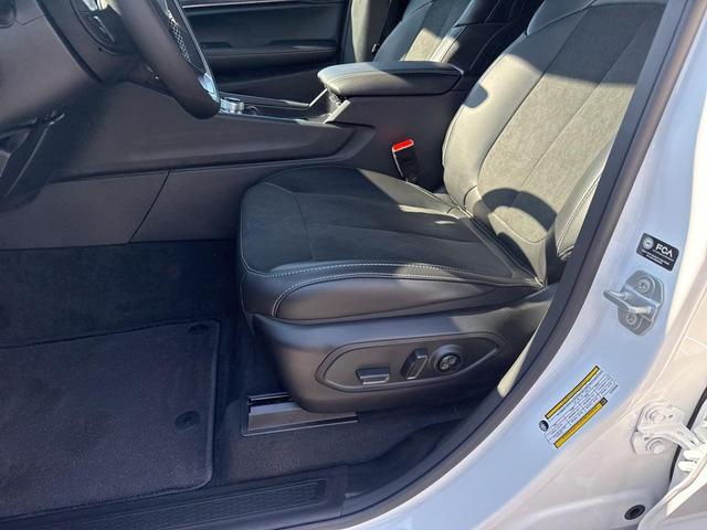 Photo of 2025 Bright White Clearcoat Jeep Grand Cherokee