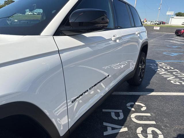 Photo of 2025 Bright White Clearcoat Jeep Grand Cherokee