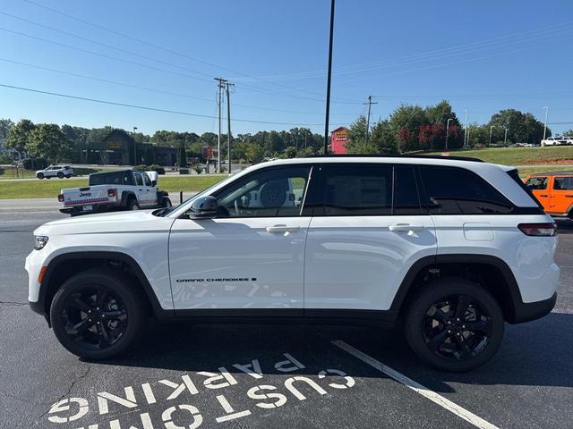 Photo of 2025 Bright White Clearcoat Jeep Grand Cherokee