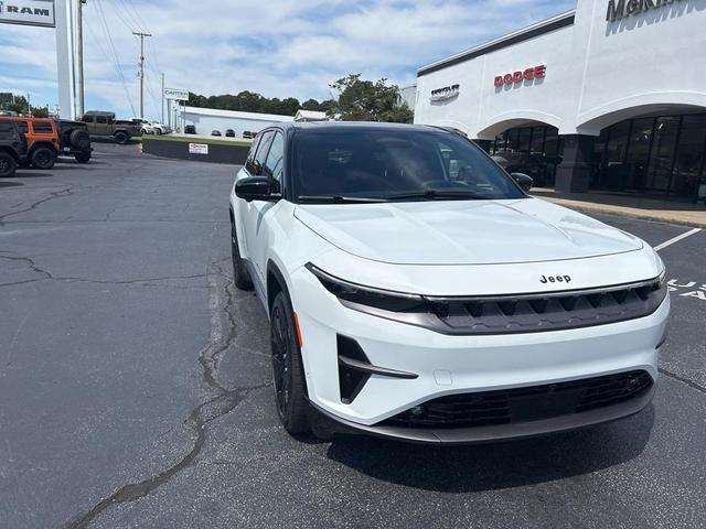 Photo of 2025 Bright White Clearcoat Jeep Wagoneer S