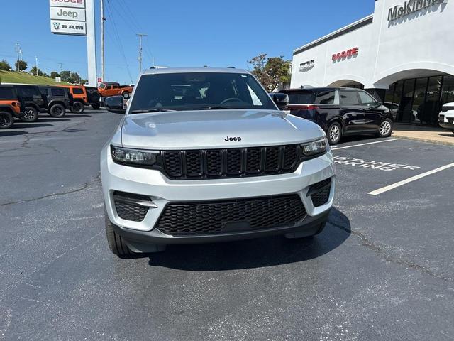 Photo of 2025 Silver Zynith Jeep Grand Cherokee