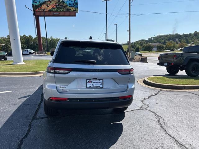 Photo of 2025 Silver Zynith Jeep Grand Cherokee