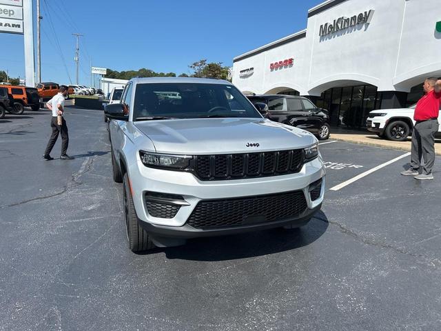 Photo of 2025 Silver Zynith Jeep Grand Cherokee