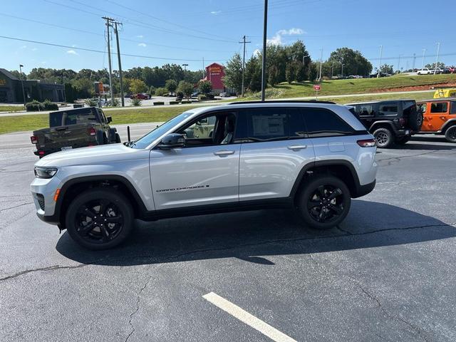 Photo of 2025 Silver Zynith Jeep Grand Cherokee