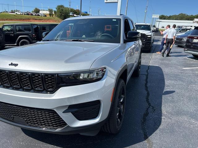 Photo of 2025 Silver Zynith Jeep Grand Cherokee