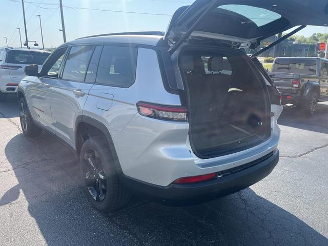 Photo of 2025 Silver Zynith Jeep Grand Cherokee L