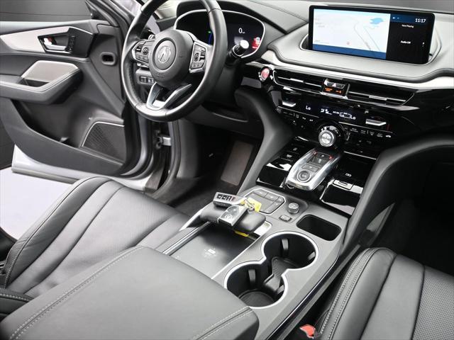 Photo of 2023 Lunar Silver Metallic Acura MDX