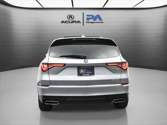 Photo of 2023 Lunar Silver Metallic Acura MDX