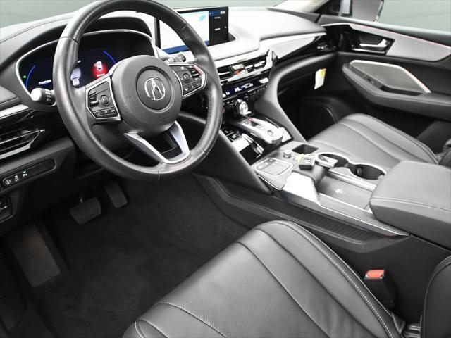 Photo of 2023 Lunar Silver Metallic Acura MDX
