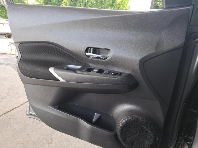 Photo of 2024 Gun Metallic Nissan Kicks