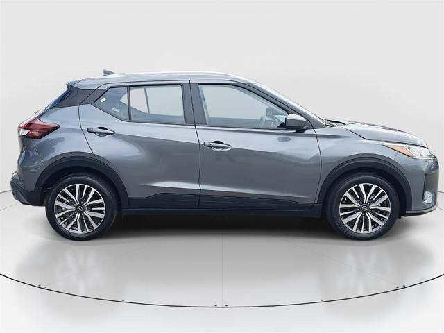 Photo of 2024 Gun Metallic Nissan Kicks