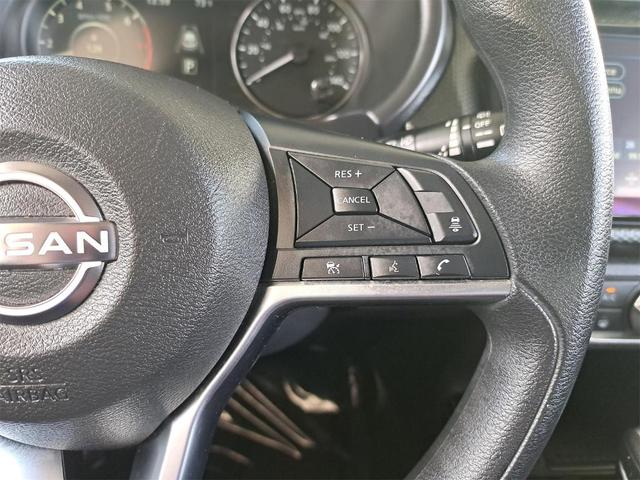Photo of 2024 Gun Metallic Nissan Kicks