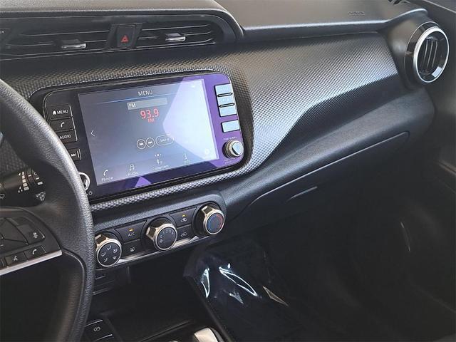 Photo of 2024 Gun Metallic Nissan Kicks