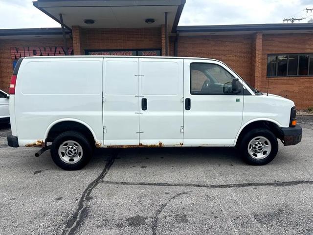 Photo of 2006 Summit White GMC Savana 2500