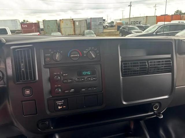 Photo of 2006 Summit White GMC Savana 2500