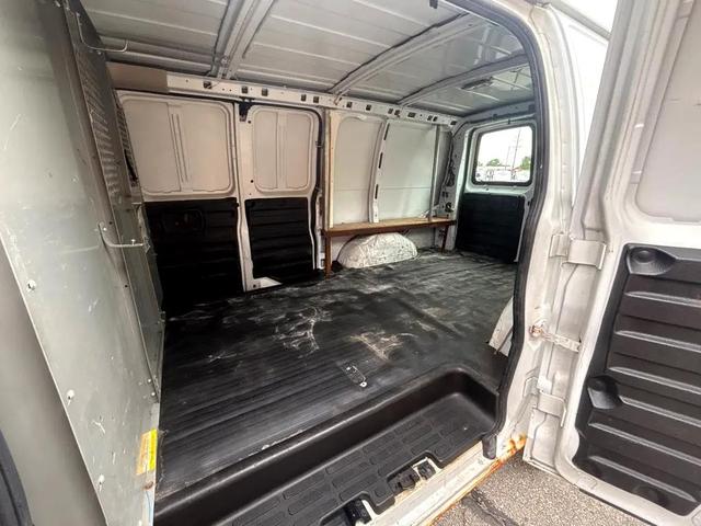 Photo of 2006 Summit White GMC Savana 2500