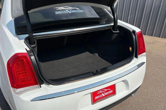 Photo of 2018 White Chrysler 300