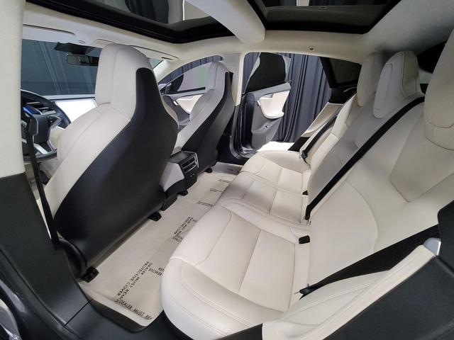 Photo of 2018 Gray Tesla Model S