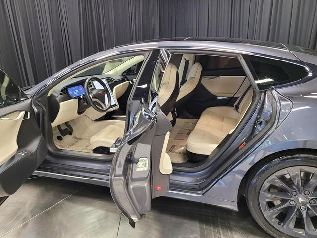 Photo of 2018 Gray Tesla Model S