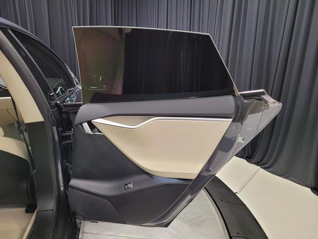 Photo of 2018 Gray Tesla Model S