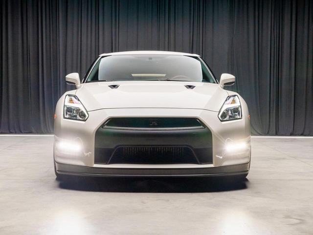 Photo of 2016 Pearl White Nissan GT-R