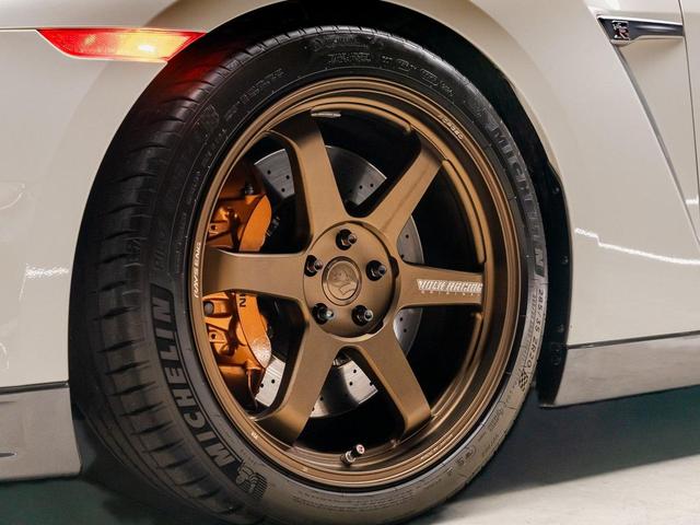 Photo of 2016 Pearl White Nissan GT-R