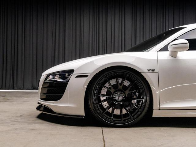 Photo of 2011 White Audi R8
