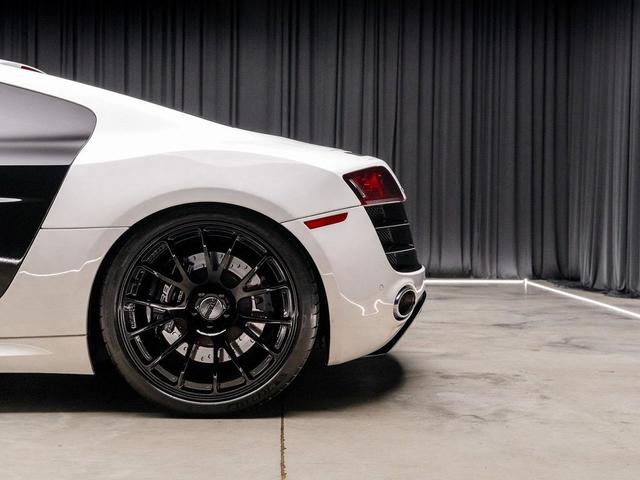 Photo of 2011 White Audi R8