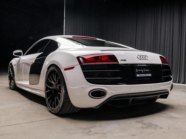 Photo of 2011 White Audi R8