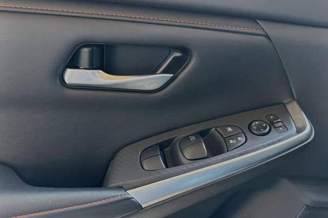 Photo of 2025 Aspen White Tricoat/Super Black Nissan Sentra