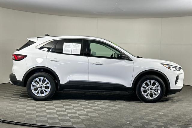 Photo of 2023 Oxford White Ford Escape