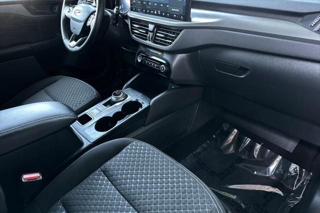 Photo of 2023 Oxford White Ford Escape