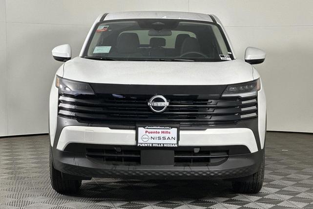 Photo of 2025 Aspen White Tricoat Nissan Kicks