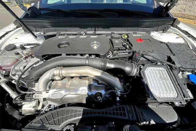 Photo of 2025 Polar White Mercedes-Benz GLB 250