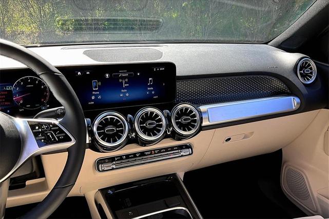 Photo of 2025 Polar White Mercedes-Benz GLB 250