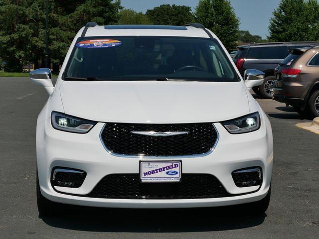 Photo of 2022 Bright White Clearcoat Chrysler Pacifica