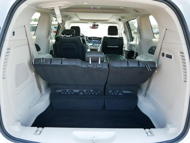 Photo of 2022 Bright White Clearcoat Chrysler Pacifica
