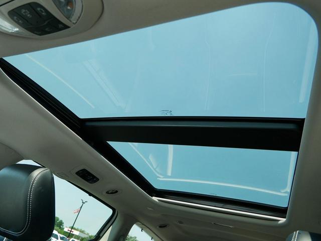 Photo of 2022 Bright White Clearcoat Chrysler Pacifica