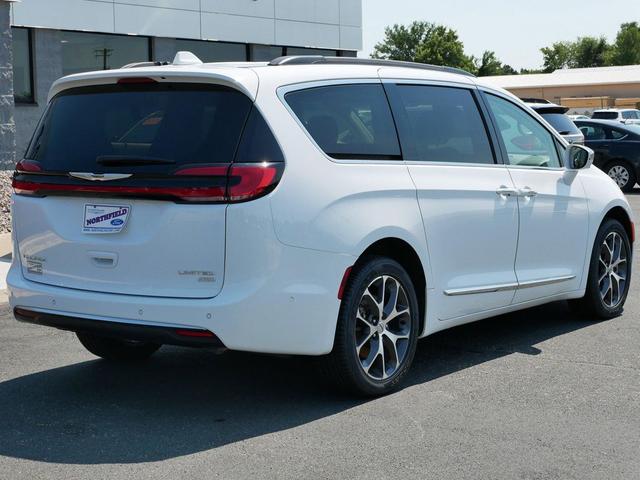 Photo of 2022 Bright White Clearcoat Chrysler Pacifica