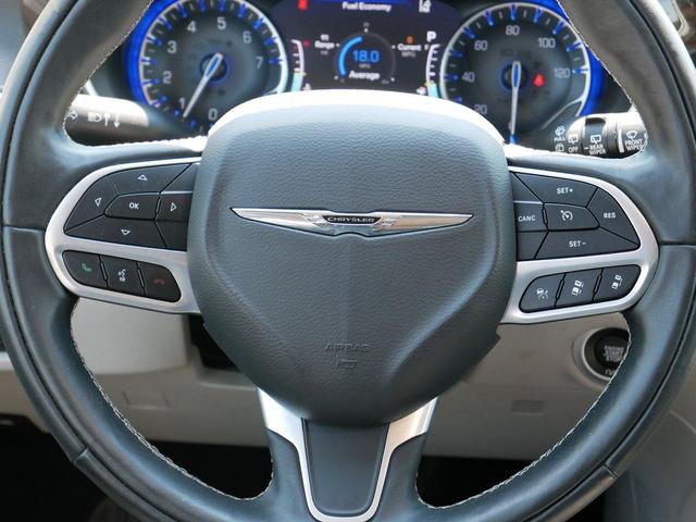 Photo of 2022 Bright White Clearcoat Chrysler Pacifica